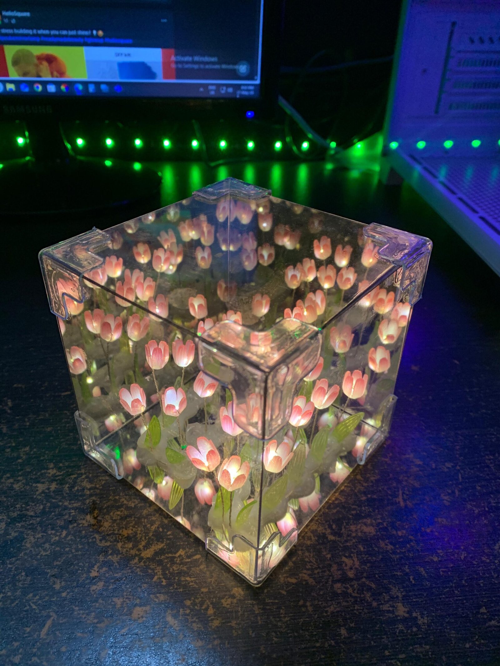 Tulip Cube Mirror Lamp | Complete Product - Image 5